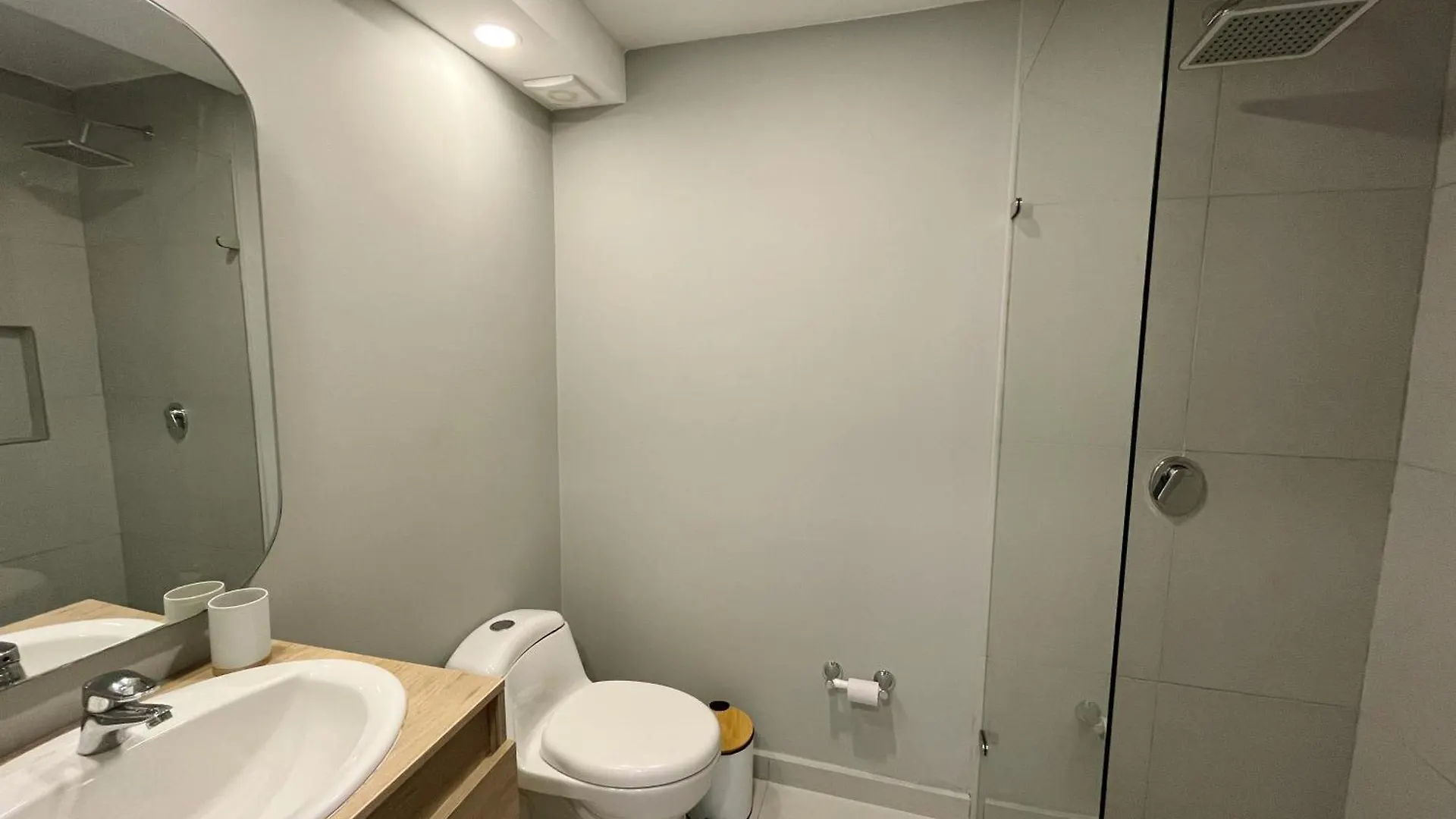 Great Space In Perfect Area! Walk Everywhere! Bogota Apartment