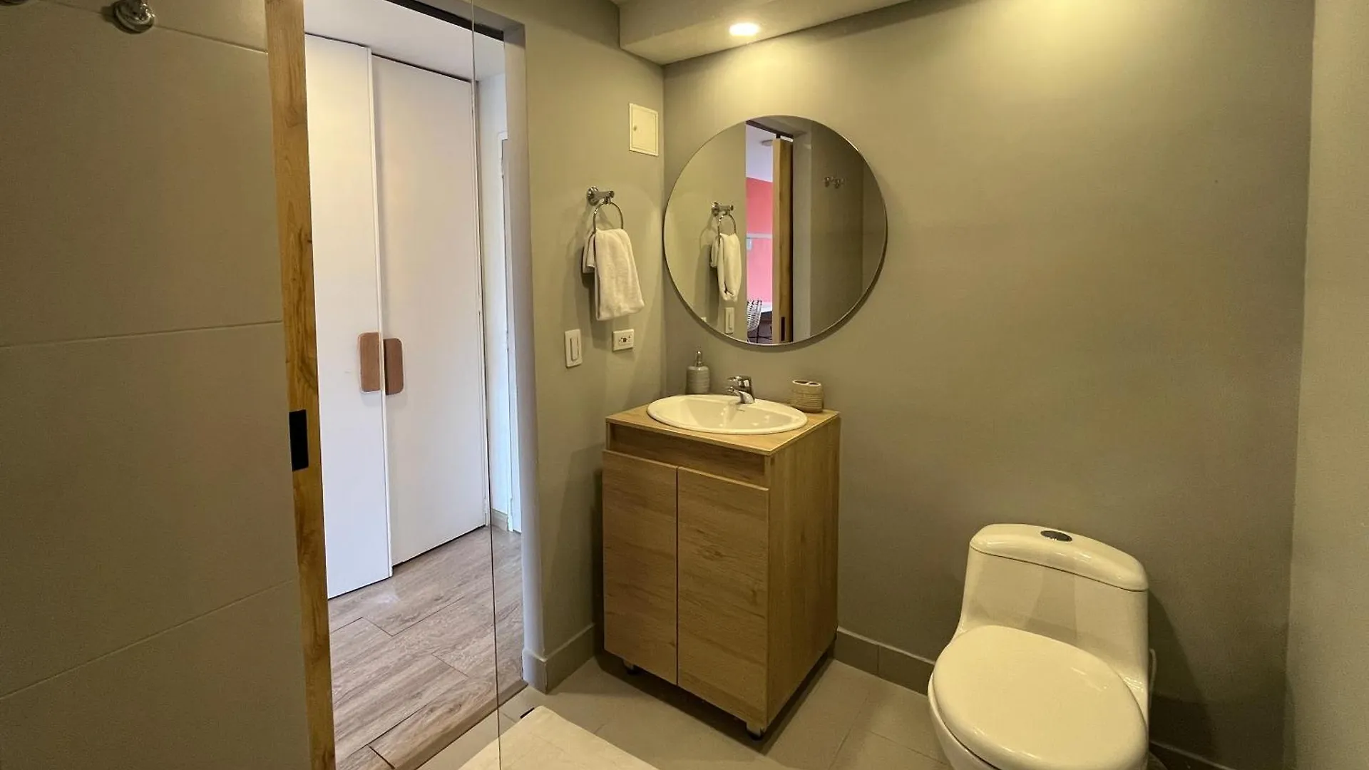 Great Space In Perfect Area! Walk Everywhere! Bogota Apartment