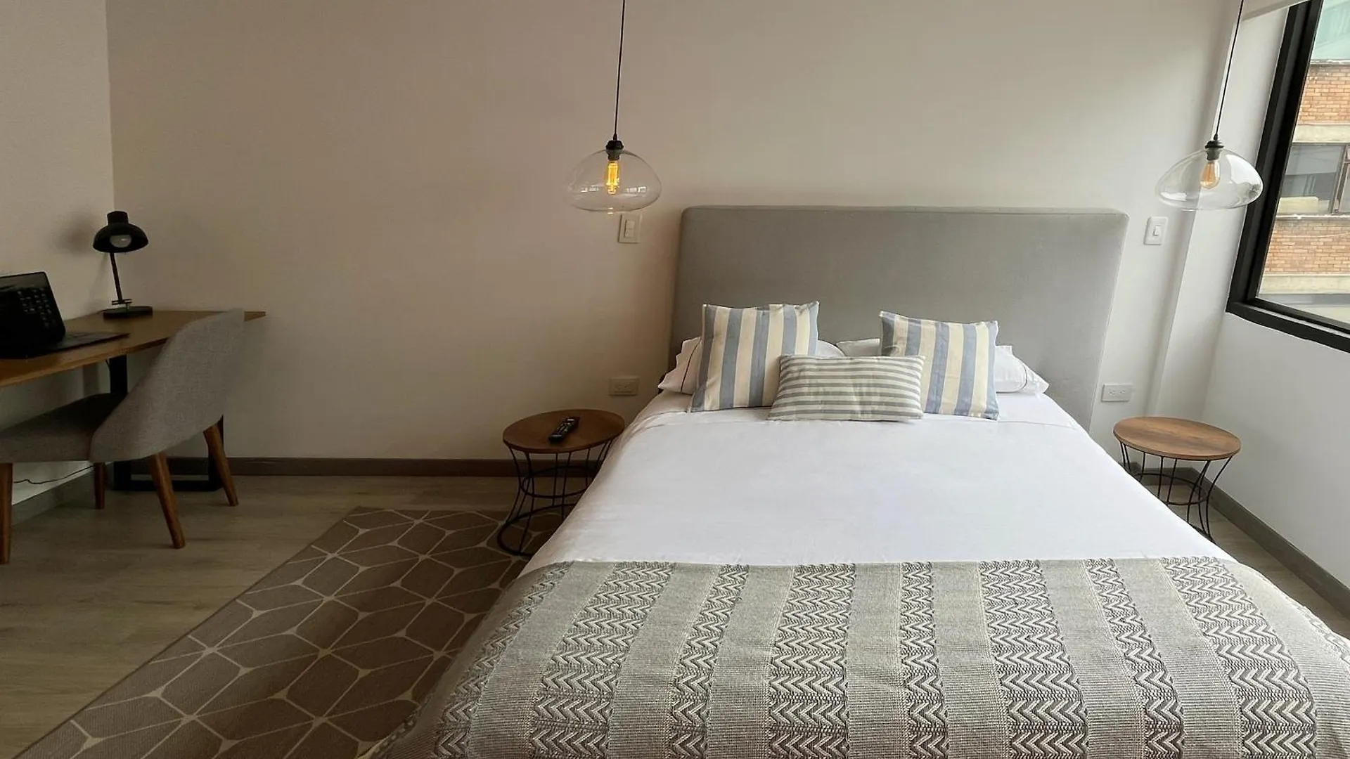 Great Space In Perfect Area! Walk Everywhere! Bogota Apartment