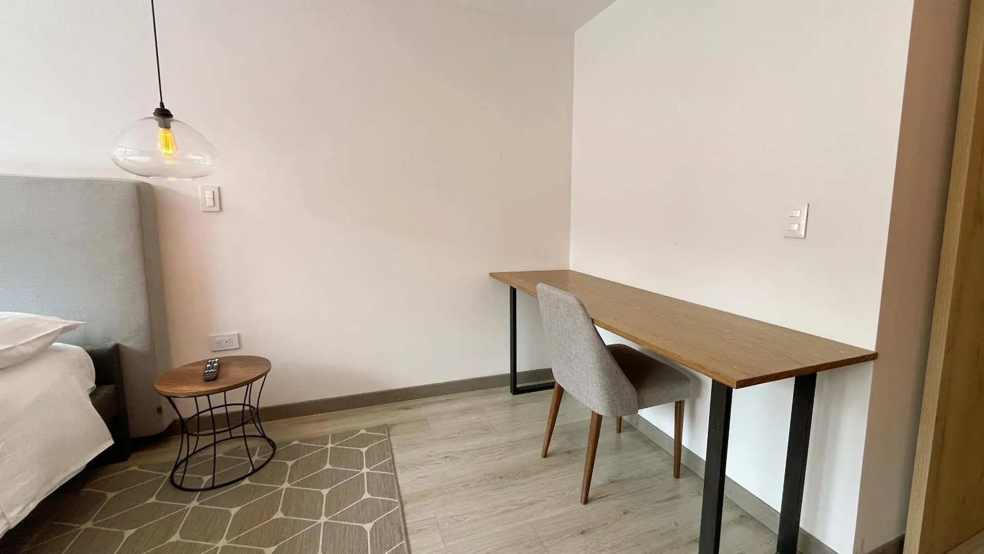 Great Space In Perfect Area! Walk Everywhere! Bogota